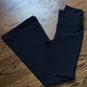 Aritzia TnAction Wide legged leggings in Sz M. Great condition